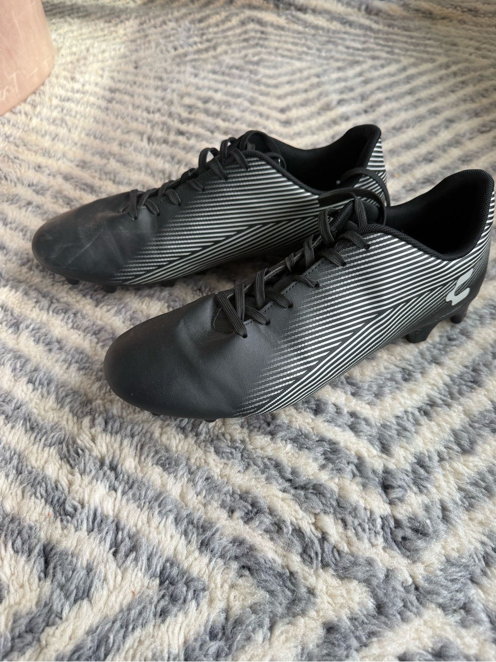 Charly Men's Black and Silver Soccer Cleats